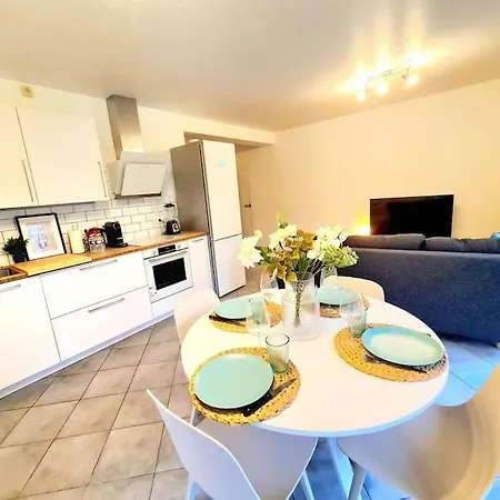 1 Bedroom Flat With Balcony&garden Apartment *